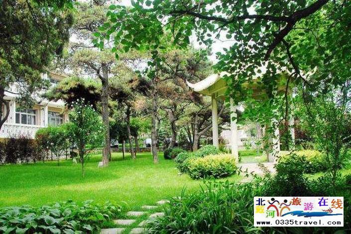 北戴河?xùn)|經(jīng)路賓館-住準(zhǔn)五星海華標(biāo)間/豪華大床+雙份早餐，一價(jià)全含